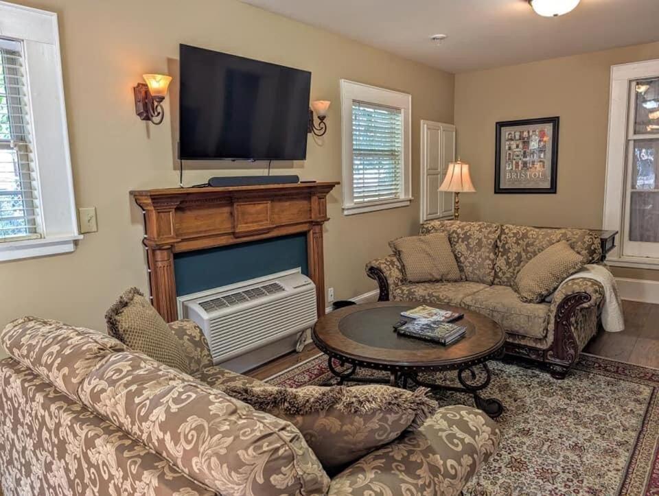 Downtown Historic Home, Easy Walk From State Street Holiday home *