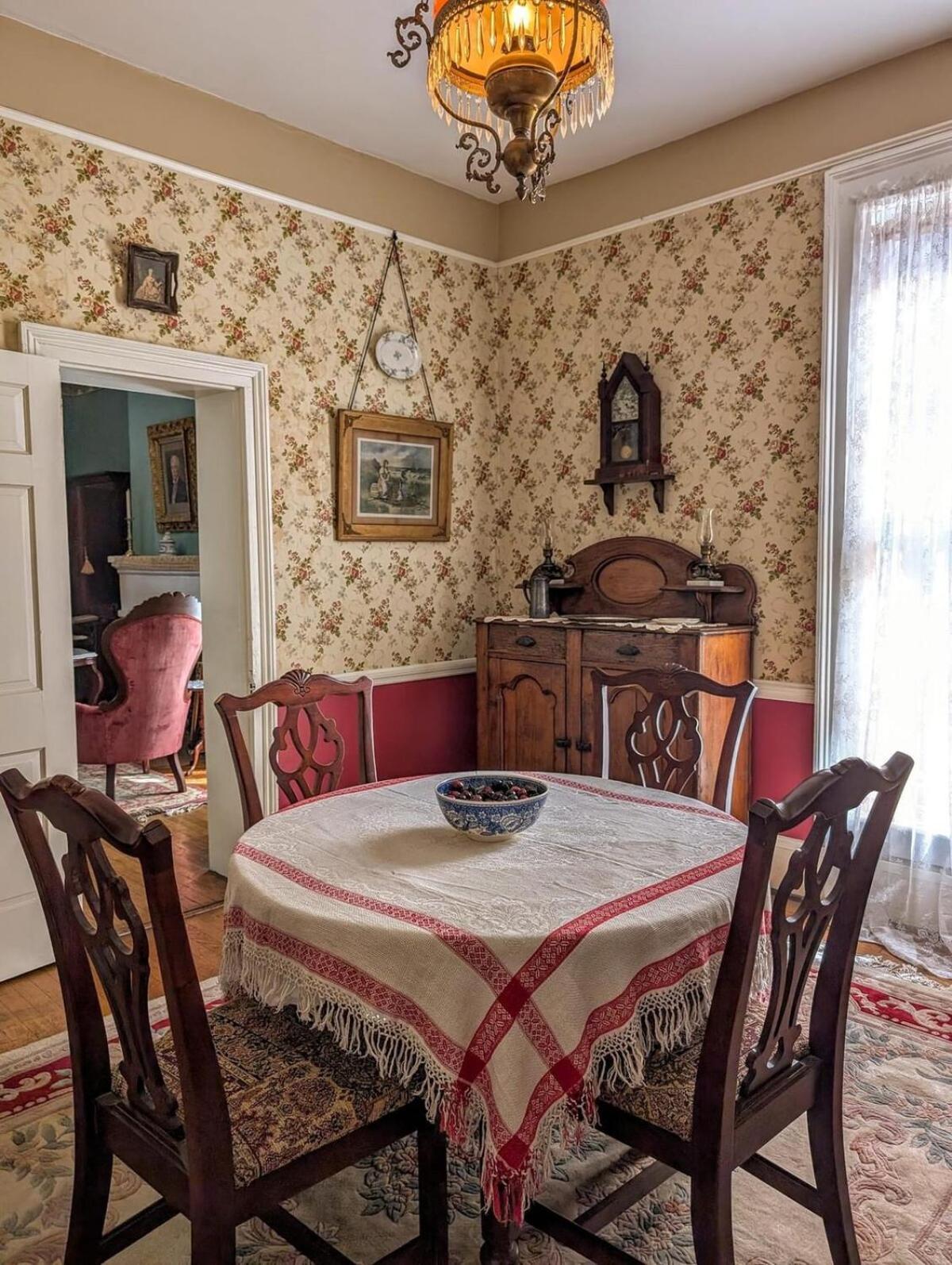 Downtown Historic Home, Easy Walk From State Street Holiday home *