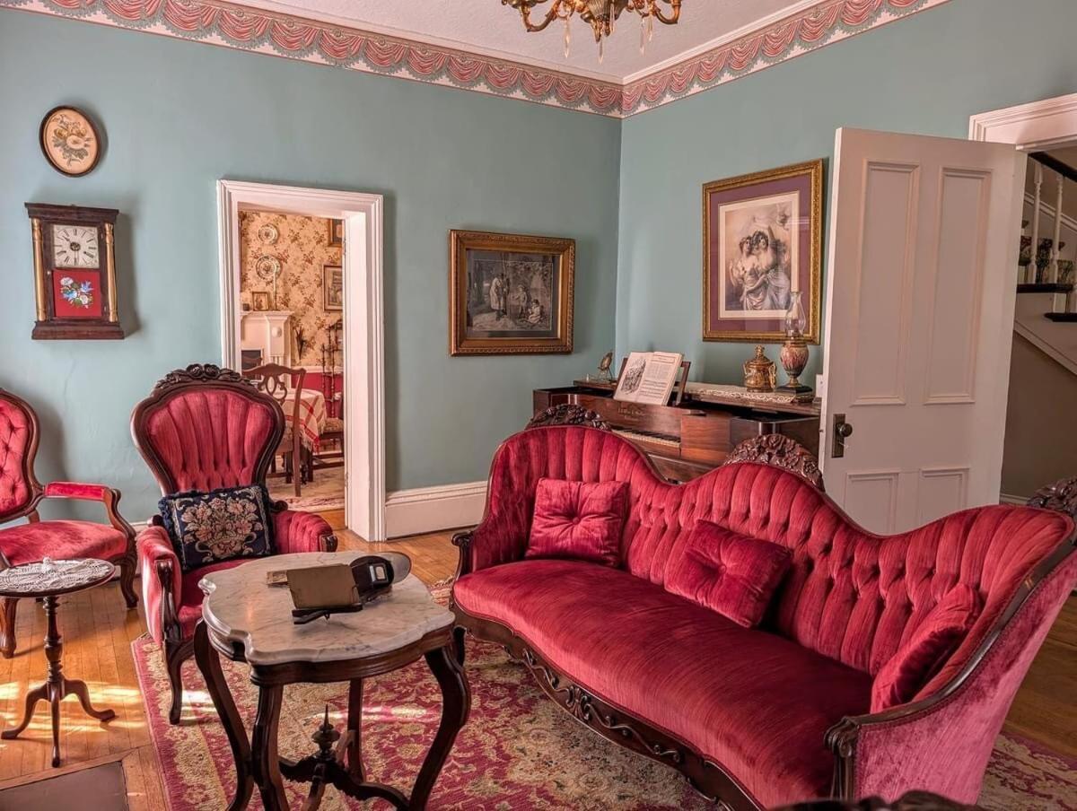 Holiday home Downtown Historic Home, Easy Walk From State Street
