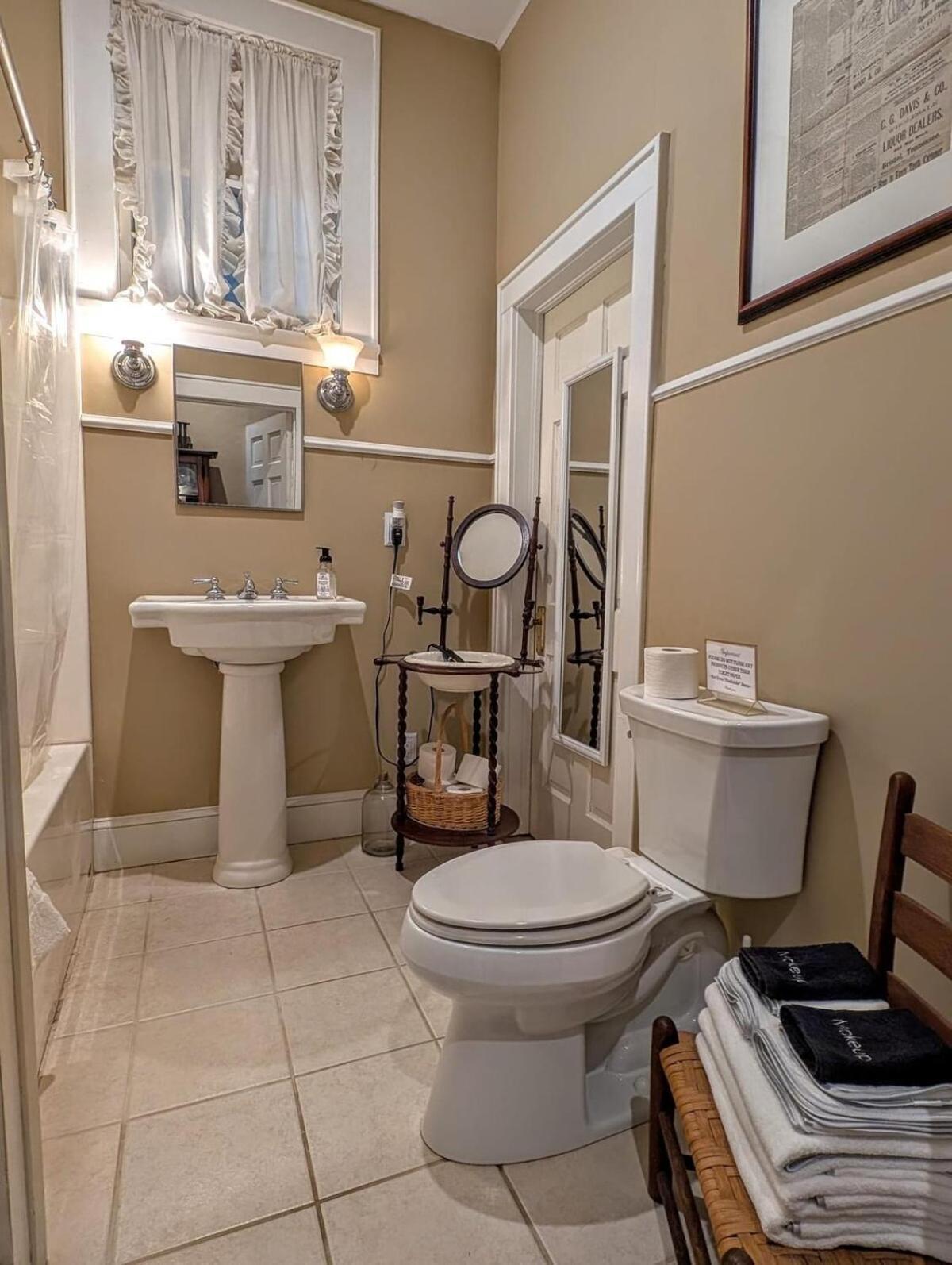 Downtown Historic Home, Easy Walk From State Street Bristol
